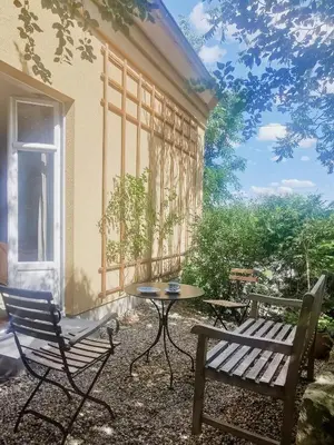 Ein Garten an der Unterkunft Experience Nature In A Rural Riverside Guesthouse