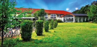 Ein Garten an der Unterkunft Landsitz Hotel Templin