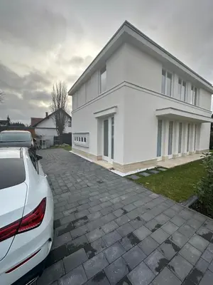 Das Gebäude in dem sich die Villa befindet