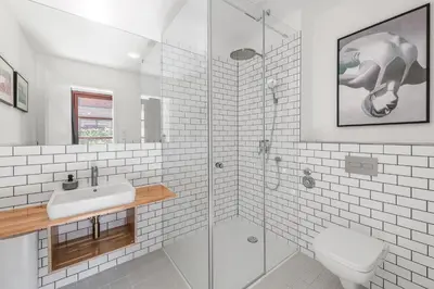 Ein Badezimmer in der Unterkunft Mitte Loft group & family friendly, 150m2, 2BRs, 2Bathrooms, living & dinning room , 4 - 8 Guests