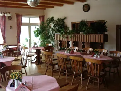 Ein Restaurant oder anderes Speiselokal in der Unterkunft Pension Am Rheinsberger Schloßpark