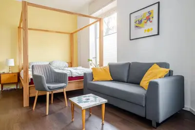 Ein Sitzbereich in der Unterkunft Modernes Studio in Berlin Weissensee