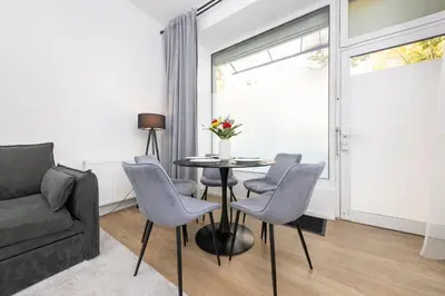 Ein Sitzbereich in der Unterkunft 2BR central in Neukölln Maybachufer