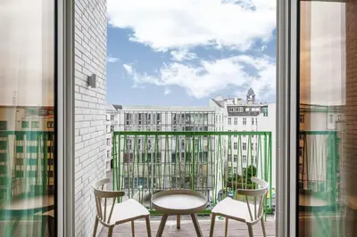 Ein Balkon oder eine Terrasse in der Unterkunft Limehome Berlin Sybelstr