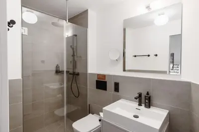 Ein Badezimmer in der Unterkunft Limehome Berlin Sybelstr