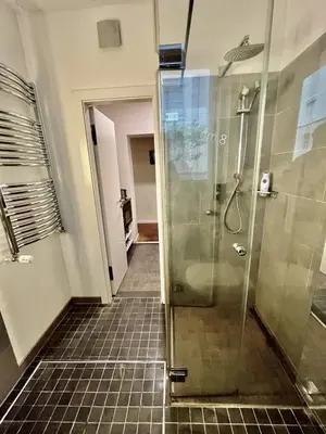 Ein Badezimmer in der Unterkunft FeWo im Nollendorfkiez, 2 Zimmer, Küche, Bad,