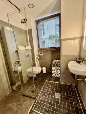 Ein Badezimmer in der Unterkunft FeWo im Nollendorfkiez, 2 Zimmer, Küche, Bad,