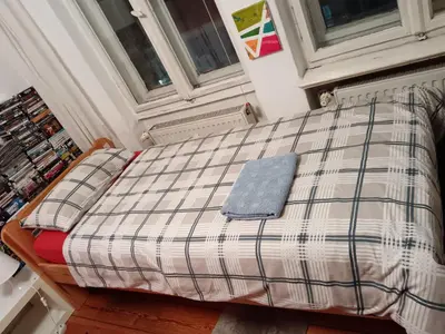 Ein Bett oder Betten in einem Zimmer der Unterkunft Sharing bedroom with Host near Alexanderplatz