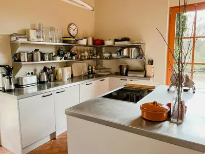 Küche/Küchenzeile in der Unterkunft Oasis With Permaculture Garden And Yoga Space
