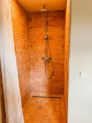 Ein Badezimmer in der Unterkunft Oasis With Permaculture Garden And Yoga Space