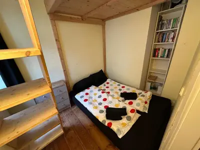 Ein Bett oder Betten in einem Zimmer der Unterkunft Typical Altbau in the heart of Berlin Wedding