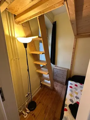 Ein Etagenbett oder Etagenbetten in einem Zimmer der Unterkunft Typical Altbau in the heart of Berlin Wedding