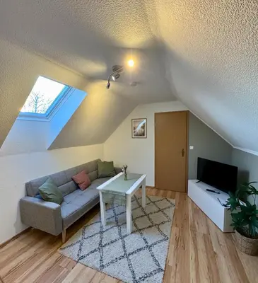 Ein Sitzbereich in der Unterkunft Ferienwohnung Rheinsberg in Schlossnähe