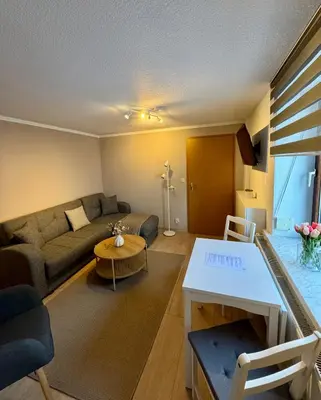 Ein Sitzbereich in der Unterkunft Ferienwohnung Rheinsberg in Schlossnähe