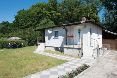Das Gebäude in dem sich das Ferienhaus befindet