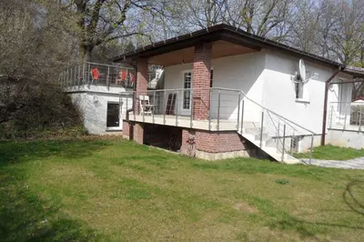 Das Gebäude in dem sich das Ferienhaus befindet