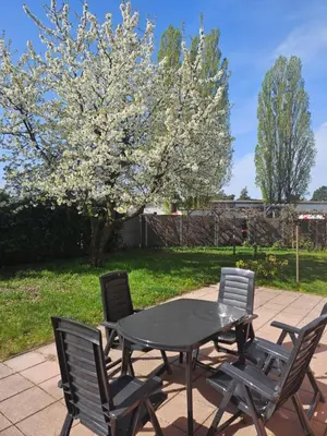 Ein Garten an der Unterkunft Cozy house and free parking