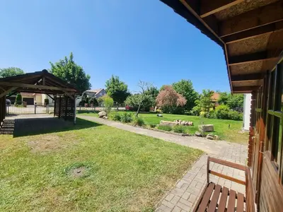 Ein Garten an der Unterkunft Ferienwohnung Nähe Berlin