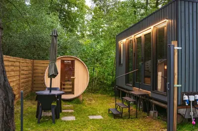 Ein Garten an der Unterkunft Charmantes Tiny House am See mit Outdoor-Sauna
