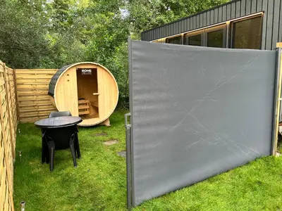 Ein Garten an der Unterkunft Charmantes Tiny House am See mit Outdoor-Sauna
