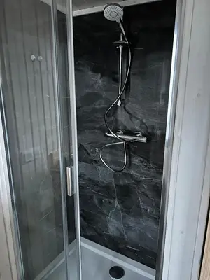 Ein Badezimmer in der Unterkunft Charmantes Tiny House am See mit Outdoor-Sauna
