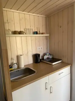 Küche/Küchenzeile in der Unterkunft Charmantes Tiny House am See mit Outdoor-Sauna