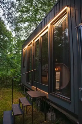 Ein Garten an der Unterkunft Charmantes Tiny House am See mit Outdoor-Sauna