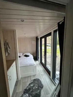 Ein Bett oder Betten in einem Zimmer der Unterkunft Charmantes Tiny House am See mit Outdoor-Sauna