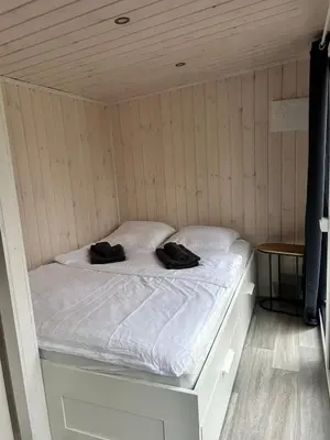 Ein Bett oder Betten in einem Zimmer der Unterkunft Charmantes Tiny House am See mit Outdoor-Sauna