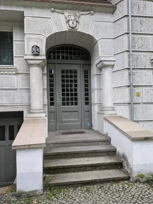 Eine Fassade oder ein Eingang zu Unterkunft am Park