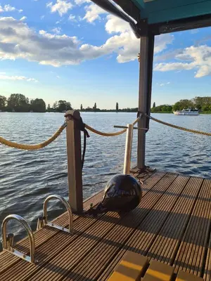 Blick auf einen Fluss in der Nähe des Bootes