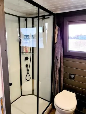 Ein Badezimmer in der Unterkunft Wasserbungalow Merlin