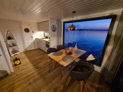 TV/Unterhaltungsangebot in der Unterkunft Wasserbungalow Merlin