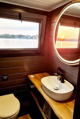 Ein Badezimmer in der Unterkunft Wasserbungalow Merlin