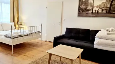 Ein Bett oder Betten in einem Zimmer der Unterkunft Green Apartment Studio L30 Neukölln