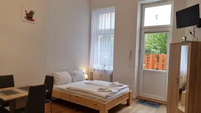 Ein Bett oder Betten in einem Zimmer der Unterkunft Green Apartment KM2 XL Studio with terrace