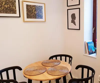 Ein Sitzbereich in der Unterkunft Green Apartment Studio L29 Neukölln