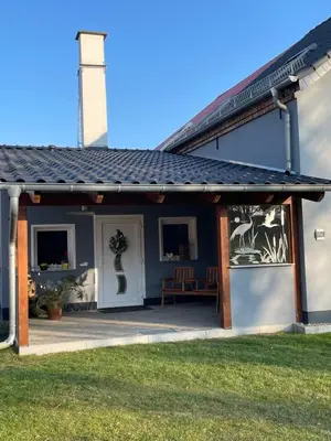 Das Gebäude in dem sich das Ferienhaus befindet