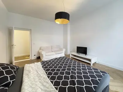 Ein Bett oder Betten in einem Zimmer der Unterkunft HolidayHome Apartments I Spacious 67sqm in Berlin Friedrichshain