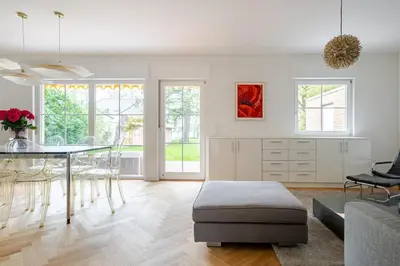 Ein Sitzbereich in der Unterkunft Idyllisches, neu renoviertes Haus mit Steg am See