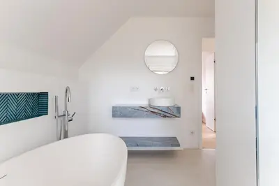 Ein Bett oder Betten in einem Zimmer der Unterkunft Idyllisches, neu renoviertes Haus mit Steg am See