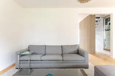 Ein Sitzbereich in der Unterkunft Idyllisches, neu renoviertes Haus mit Steg am See