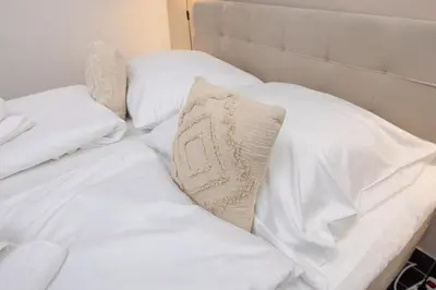 Ein Bett oder Betten in einem Zimmer der Unterkunft 2BR Modern Apt Maybachufer Tischkicker
