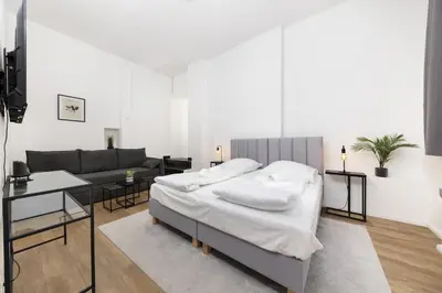 Ein Bett oder Betten in einem Zimmer der Unterkunft 2BR Modern Apt Maybachufer Tischkicker