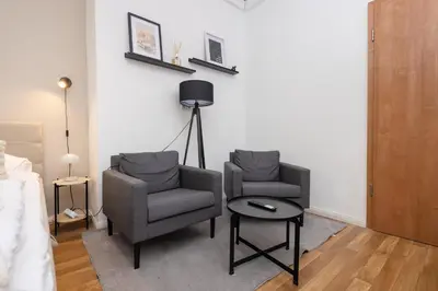 Ein Sitzbereich in der Unterkunft 4 Zimmer Große Küche Balkon am Maybachufer