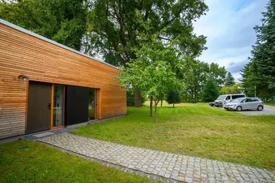 Ein Garten an der Unterkunft Pausenhof Spreewald - Viel Platz für gemeinsame Zeit - Ruhige Spreewald-Fewos in Alleinlage - Kinder reisen kostenlos! Hunde Willlkommen