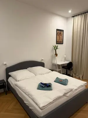 Ein Bett oder Betten in einem Zimmer der Unterkunft Rockchair - NB20 Cozy Apartment in Friedrichshain Ostkreuz