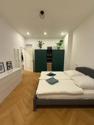Ein Bett oder Betten in einem Zimmer der Unterkunft Rockchair - NB20 Cozy Apartment in Friedrichshain Ostkreuz