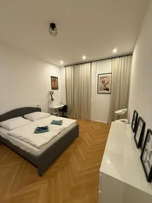 Ein Bett oder Betten in einem Zimmer der Unterkunft Rockchair - NB20 Cozy Apartment in Friedrichshain Ostkreuz