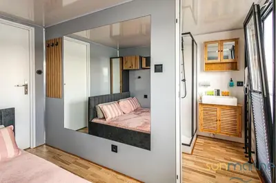 Ein Bett oder Betten in einem Zimmer der Unterkunft Hausboot TraumZeitBoot Helmut - exklusiver Festlieger in perfekter Lage am Scharmützelsee Bad Saarow